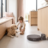Robot aspirateur laveur SmartSweep Essential, enfant et chien à la maison