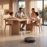 Robot aspirateur laveur SmartSweep Essential nettoyant pendant un dîner en famille