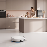 Robot aspirateur laveur connecté SmartSweep Vocal nettoyant une cuisine moderne