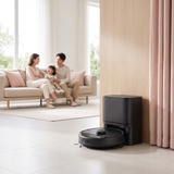 Robot aspirateur laveur SmartSweep Pro nettoyant le salon, station tout-en-un contre le mur