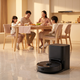 Robot aspirateur laveur SmartSweep Pro nettoyant pendant un dîner en famille