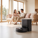 Robot aspirateur laveur SmartSweep Station nettoyant le salon, base auto-vidage contre le mur