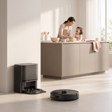 Robot aspirateur laveur SmartSweep Station nettoyant une cuisine moderne
