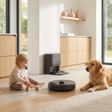 Robot aspirateur laveur SmartSweep Station, enfant et chien à la maison