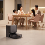 Robot aspirateur laveur SmartSweep Station nettoyant pendant un dîner en famille
